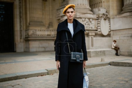 Téléchargez les photos : Modèle Kerolyn Soares après le défilé PACO RABANNE, lors de la Fashion Week Paris Femme Automne / Hiver 2019 / 2020. - en image libre de droit