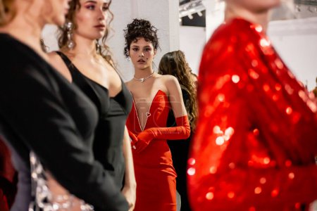 Foto de KYIV, UKRAINE - FEBRUARY 04, 2022: Models backstage LALLIER show - Ukrainian Fashion Week Fall Winter 2022-2023 - Imagen libre de derechos