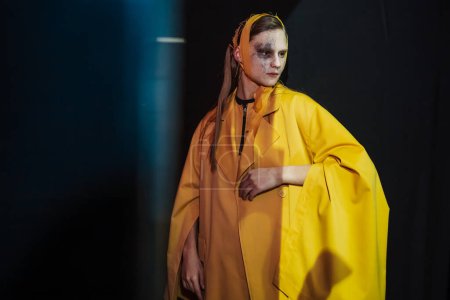 Foto de KYIV, UKRAINE - FEBRUARY 03, 2022: A model posing backstage VIKTORANISIMOV show - Ukrainian Fashion Week Fall Winter 2022-2023 - Imagen libre de derechos