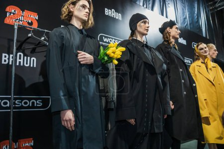 Foto de KYIV, UKRAINE - FEBRUARY 03, 2022: Models Backstage VIKTORANISIMOV show - Ukrainian Fashion Week Fall Winter 2022-2023 - Imagen libre de derechos