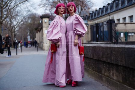 Foto de PARÍS, FRANCIA - 03 DE MARZO DE 2019: Ami y Aya Suzuki (Amiaya tweens) antes del espectáculo de VALENTINO durante la Semana de la Moda de París Ropa de mujer Otoño / Invierno 2019 / 2020 - Imagen libre de derechos