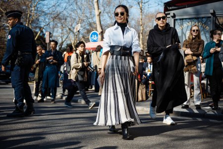 Téléchargez les photos : PARIS, FRANCE - 26 FÉVRIER 2019 : Yoyo Cao vu devant le défilé DIOR, lors de la Fashion Week Paris Femme Automne / Hiver 2019 / 2020. - en image libre de droit