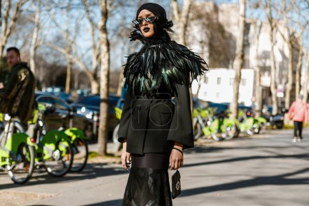 Téléchargez les photos : PARIS, FRANCE - 26 FÉVRIER 2019 : Une invitée vue à l'extérieur du défilé DIOR, lors de la Fashion Week Paris Femme Automne / Hiver 2019 / 2020. - en image libre de droit
