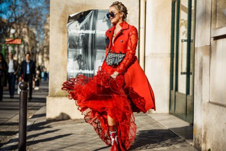 Foto de PARÍS, FRANCIA - 26 DE FEBRERO DE 2019: Nina Suess posando fuera del espectáculo DIOR, durante la Semana de la Moda de París Ropa de mujer Otoño / Invierno 2019 / 2020. - Imagen libre de derechos