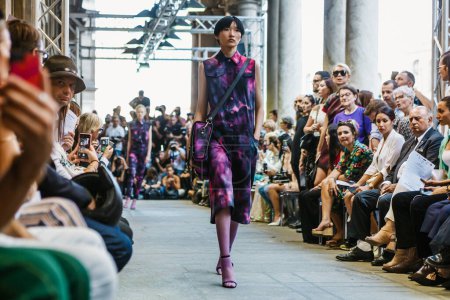 Téléchargez les photos : MILAN, ITALIE - 23 SEPTEMBRE 2018 : Un mannequin parcourt la piste du défilé Cristiano Burani Ready to Wear lors de la Fashion Week SS '19 de Milan - en image libre de droit