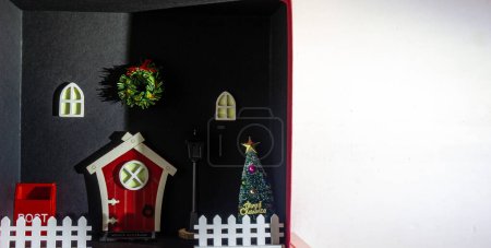 Foto de Elfo en el estante, preparando la llegada del elfo, su puerta principal, con la lámpara de calle negra y su buzón para dejar sugerencias - Imagen libre de derechos