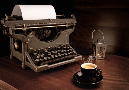 tasse de café à côté d'une vieille machine à écrire, feuille blanche avec espace vide pour le texte, inspiration, moments de créativité et de réflexion, journée de l'écrivain