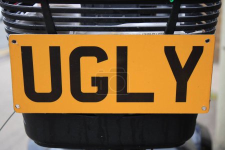 Téléchargez les photos : Panneau jaune avec texte noir "UGLY" - en image libre de droit