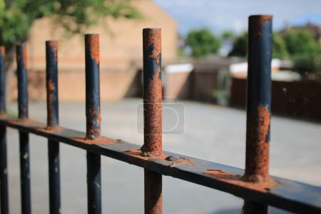 Vieille clôture de garde-corps en métal noir rouillé