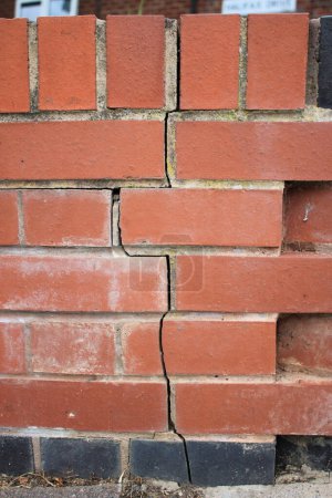 Foto de Muro de ladrillo de nueva construcción con hundimiento daño agrietamiento visible - Imagen libre de derechos