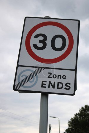 Foto de Señal de límite de velocidad de 30 MPH con marcador final de la zona de 20 MPH del Reino Unido - Imagen libre de derechos