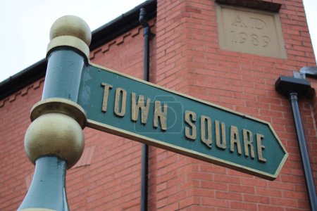 Foto de Signo verde con texto en oro "Town Square" - Imagen libre de derechos