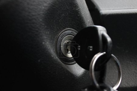 Foto de Llave del coche en las palabras de encendido Lock Acc visible UK - Imagen libre de derechos