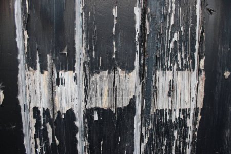 Foto de Primer plano de la puerta de madera con pintura de pelado negro - Imagen libre de derechos