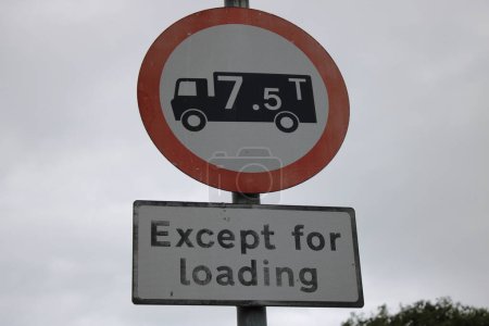 Foto de Reino Unido señal de tráfico 7.5 toneladas de restricción de peso límite, comúnmente visto alrededor de pueblos y zonas rurales - Imagen libre de derechos