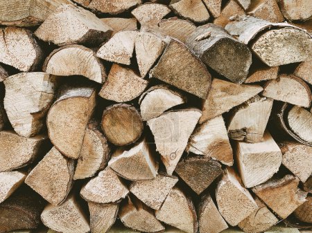 Foto de Una foto de cerca tomada de una tienda de troncos al aire libre llena de madera cortada sazonada lista para quemar - Imagen libre de derechos