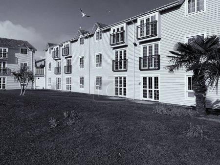 Téléchargez les photos : Monochrome image de bloc d'appartements Royaume-Uni - en image libre de droit