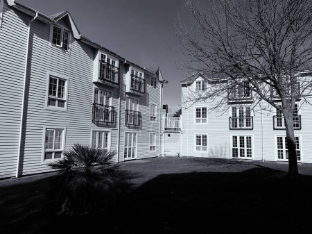 Téléchargez les photos : Photo monochrome d'immeubles d'appartements prise en hiver - en image libre de droit