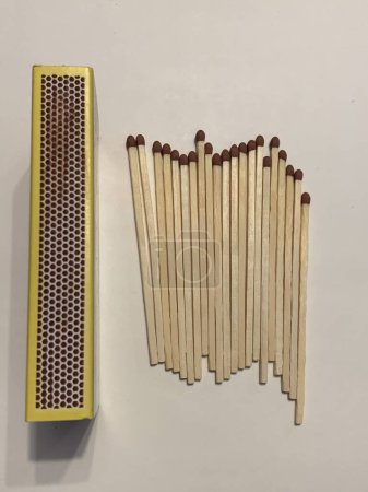Téléchargez les photos : Photo de bâtons de match alignés avec boîte de match sur le côté, fond blanc - en image libre de droit
