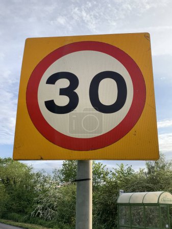 Foto de Señal de velocidad de 30 MPH sobre fondo cuadrado amarillo Reino Unido - Imagen libre de derechos