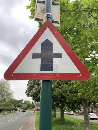 Foto de Señal de carretera triangular de advertencia a los automovilistas de cruce por delante Reino Unido - Imagen libre de derechos