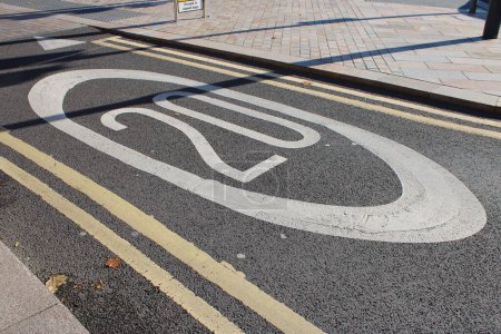 Téléchargez les photos : 20 MPH peint sur route asphaltée simple avec doubles lignes jaunes indiquant aucun stationnement - en image libre de droit