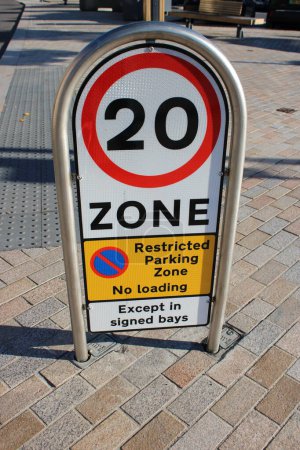 Téléchargez les photos : Panneau de limitation de vitesse 20 MPH, Zone de stationnement restreinte pas de chargement sauf dans les baies signées - en image libre de droit
