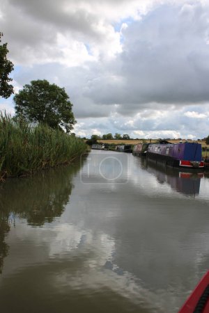 Kanalfluss mit Bootsanlegestelle auf der rechten Seite, ruhiges Wasser