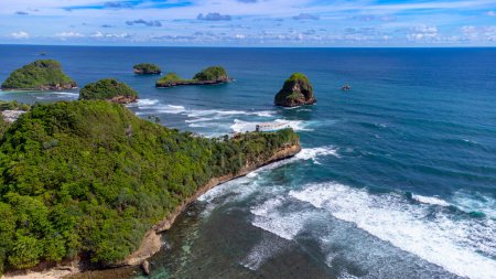 Téléchargez les photos : Petites îles et Perahu Hill sont situés sur la côte de Goa Cina et Watu Leter Beach - en image libre de droit