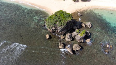 Foto de Corales y pequeñas rocas en el borde de la playa Watu Leter - Imagen libre de derechos