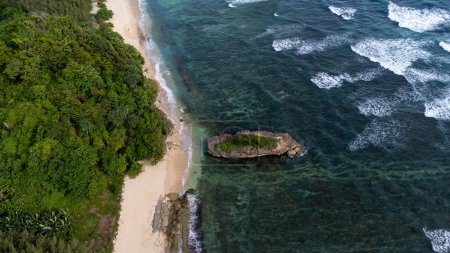Foto de Esta pequeña isla es el icono principal de Watu Leter Beach - Imagen libre de derechos