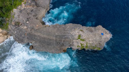 Foto de Bird Eye muestra una gran roca que es el icono de la playa de Watu Lepek en Indonesia - Imagen libre de derechos