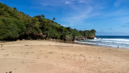 Téléchargez les photos : Nganteb Beach a sable blanc et de très grandes vagues dans le sud de Malang, île de Java, Indonésie - en image libre de droit