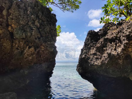 Foto de La textura de las piedras en Padang Padang Beach, Bali Indonesia, son de gran tamaño y se encuentran en la costa - Imagen libre de derechos