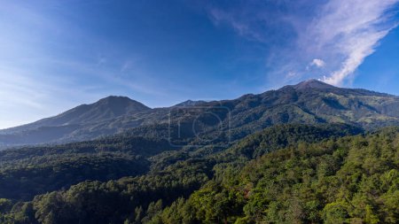 Foto de Vista del Monte Arjuna y Arjuno lado a lado, esta vista se puede ver desde el área de Trawas, Java Oriental, Indonesia - Imagen libre de derechos