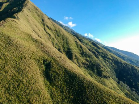 Foto de Vista lateral de Lincing Hill, donde el cielo es muy azul. Java Oriental - Indonesia - Imagen libre de derechos