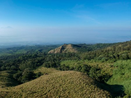 Foto de Se puede ver Budug Asu Hill que se ve pequeño y esto se ve desde el área de Pager Watu, Indonesia - Imagen libre de derechos