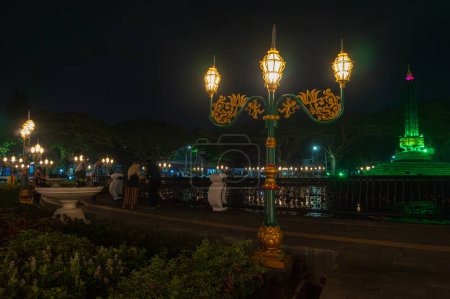 Téléchargez les photos : Malang, Indonésie - 13 novembre 2023 : Ambiance nocturne au Monument Tugu à Malang City, Java Est, Indonésie - en image libre de droit
