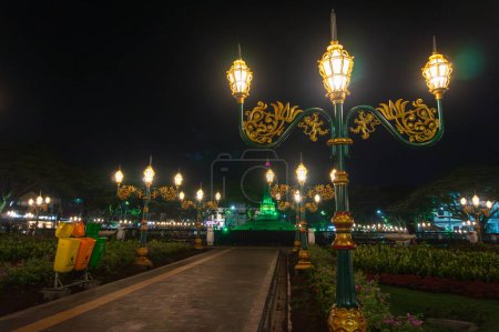 Foto de Malang, Indonesia - 13 de noviembre de 2023: Ambiente nocturno en el Monumento a Tugu en la ciudad de Malang, Java Oriental, Indonesia - Imagen libre de derechos
