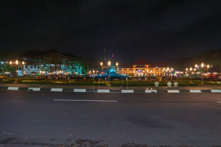 Foto de Malang, Indonesia - 13 de noviembre de 2023: La zona se encuentra en el Monumento a Tugu y BalaiKota Malang - Indonesia - Imagen libre de derechos