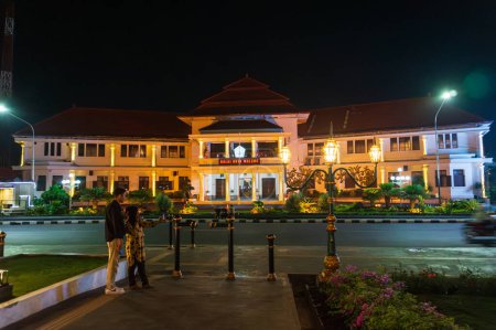 Téléchargez les photos : Malang, Indonésie - 13 novembre 2023 : Ambiance nocturne à l'hôtel de ville de Malang City, Java Est, Indonésie - en image libre de droit