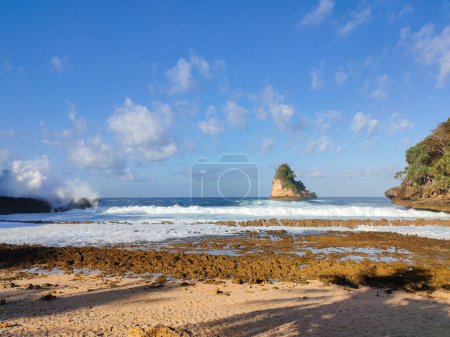 Foto de La costa de la playa de Ngliyep con cielos muy claros. - Imagen libre de derechos