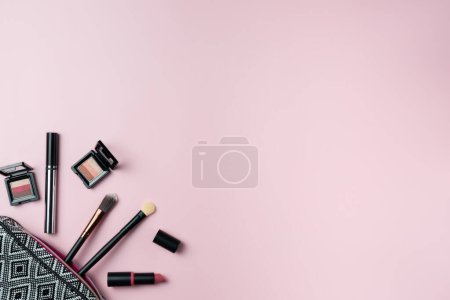 Foto de Cosméticos cayendo de cosméticos sobre fondo rosa - Imagen libre de derechos