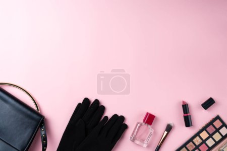 Pinkfarbener Hintergrund mit femininen Dingen. Oberer Aussichtspunkt, flache Lage. Raum für Text