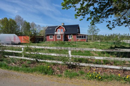 Granja en un día soleado en primavera en Skaraborg Suecia