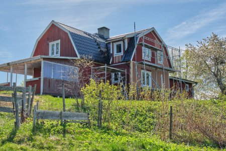 Granja en un día soleado en primavera en Skaraborg Suecia