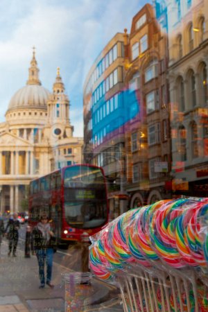 Foto de Tienda de dulces de Londres, con St. Pauls refelcted en la ventana - Imagen libre de derechos