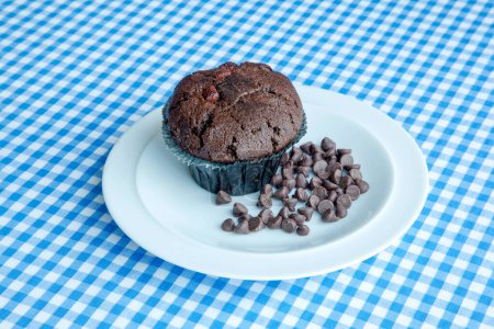 Téléchargez les photos : Muffin au chocolat et chips choc - en image libre de droit