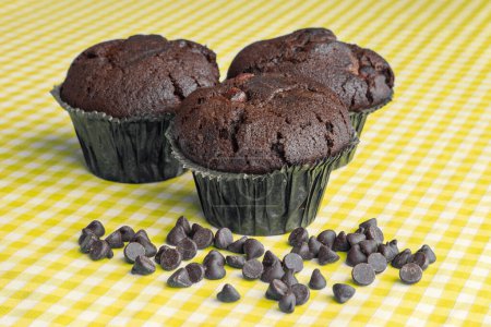 Téléchargez les photos : Muffins au chocolat sur chiffon jaune à carreaux - en image libre de droit