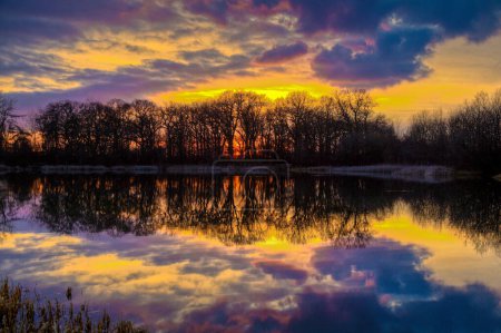 Foto de Paisaje de invierno con cielo reflejado en el agua - Imagen libre de derechos